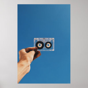Person mit weißem und schwarzem Kassettenband Poster