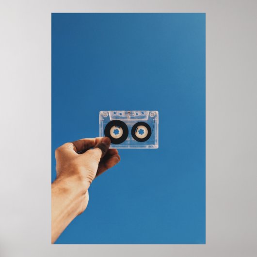 Person mit weißem und schwarzem Kassettenband Poster (Vorne)