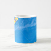 Person paragliding outdoors kaffeetasse (Mittel)