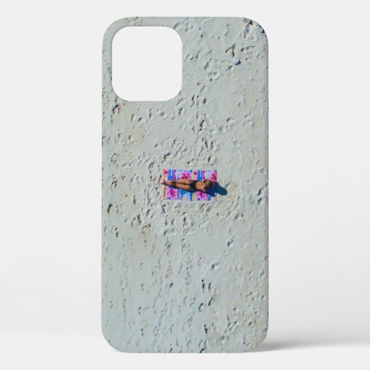Person sonnt sich am Strand Case-Mate iPhone Hülle (Rückseite)