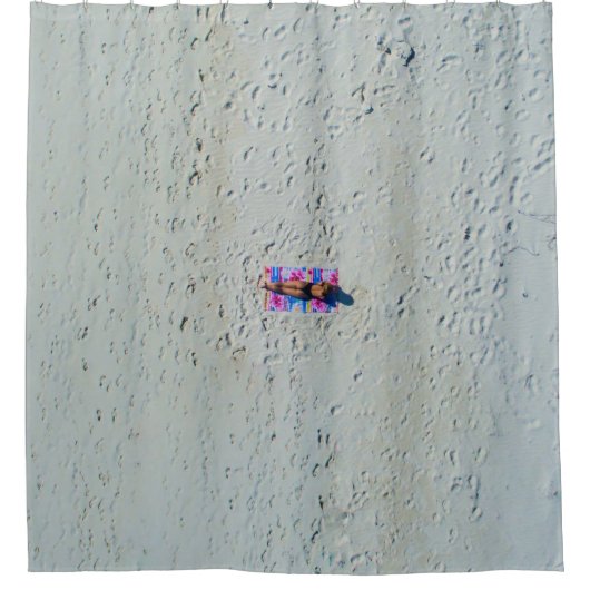 Person sonnt sich am Strand Duschvorhang (Vorderseite)