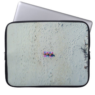 Person sonnt sich am Strand Laptopschutzhülle