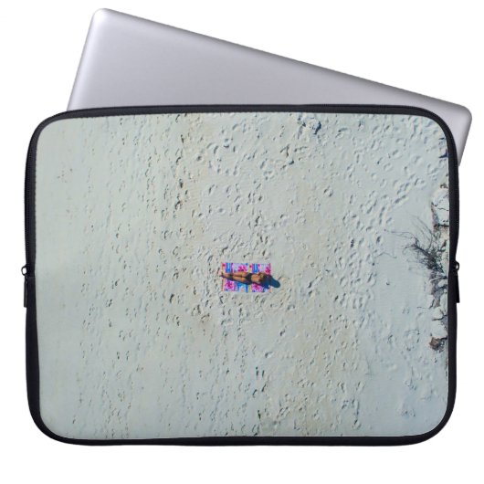 Person sonnt sich am Strand Laptopschutzhülle (Vorderseite)