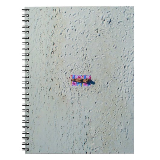 Person sonnt sich am Strand Notizblock (Vorderseite)
