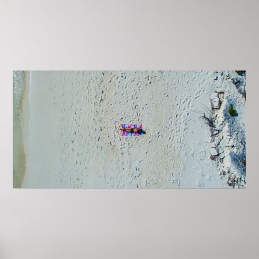 Person sonnt sich am Strand Poster (Vorne)