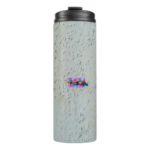 Person sonnt sich am Strand Thermosbecher