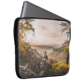 PERSON STEHEND AUF CLIFF IN DER NÄHE VON BAUM AUF  LAPTOPSCHUTZHÜLLE (Vorne Rechts)