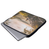 PERSON STEHEND AUF CLIFF IN DER NÄHE VON BAUM AUF  LAPTOPSCHUTZHÜLLE (Vorne Knopf)