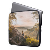 PERSON STEHEND AUF CLIFF IN DER NÄHE VON BAUM AUF  LAPTOPSCHUTZHÜLLE (Vorderseite Links)