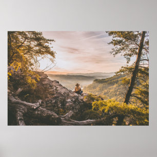 PERSON STEHEND AUF CLIFF IN DER NÄHE VON BAUM AUF  POSTER