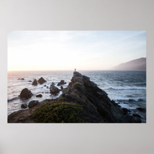 PERSON STEHEND AUF KLIFF IN DER NÄHE DES WASSERKÖR POSTER