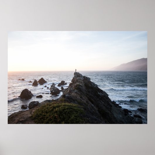 PERSON STEHEND AUF KLIFF IN DER NÄHE DES WASSERKÖR POSTER (Vorne)