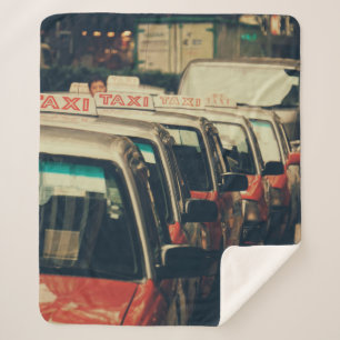 PERSON STEHEND IN DER NÄHE VON PARKED TAXI AM TAG SHERPADECKE