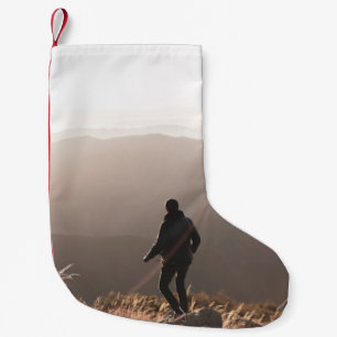 Person stehend kleiner weihnachtsstrumpf