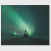 PERSON STEHEND VOR AURORA-LICHTEN GESCHENKPAPIER (Flach)