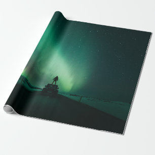 PERSON STEHEND VOR AURORA-LICHTEN GESCHENKPAPIER
