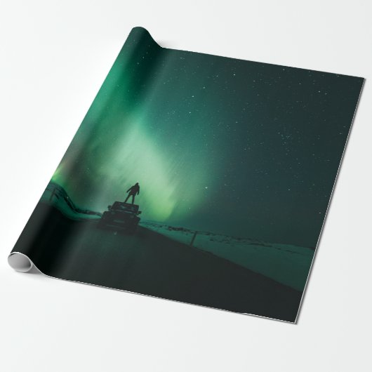 PERSON STEHEND VOR AURORA-LICHTEN GESCHENKPAPIER (Ungerollt)