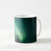 PERSON STEHEND VOR AURORA-LICHTEN KAFFEETASSE (VorderseiteRechts)