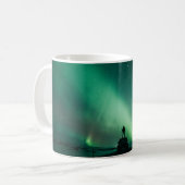 PERSON STEHEND VOR AURORA-LICHTEN KAFFEETASSE (Vorderseite Links)