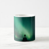 PERSON STEHEND VOR AURORA-LICHTEN KAFFEETASSE (Mittel)