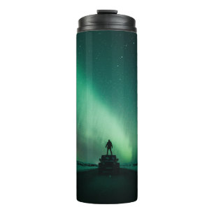 PERSON STEHEND VOR AURORA-LICHTEN THERMOSBECHER