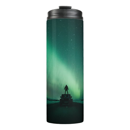 PERSON STEHEND VOR AURORA-LICHTEN THERMOSBECHER (Vorderseite)
