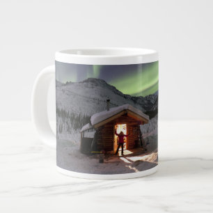 Person steht im Türrahmen der Caribou Bluff-Hütte Jumbo-Tasse