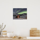 Person steht in der Eingangshalle der Kabine von C Poster (Küche)