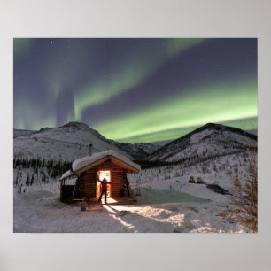Person steht in der Tür der Caribou Bluff Hütte Poster