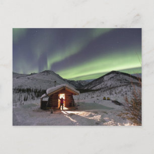Person steht in der Tür der Caribou Bluff-Hütte Postkarte