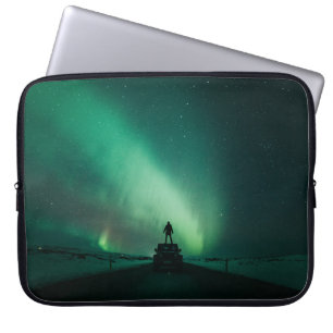 PERSON VOR POLARLICHTERN STEHEND LAPTOPSCHUTZHÜLLE