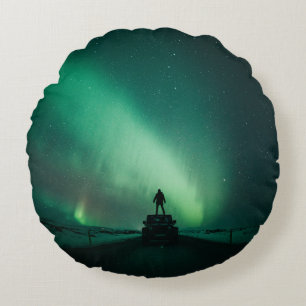 PERSON VOR POLARLICHTERN STEHEND RUNDES KISSEN