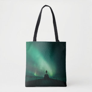 PERSON VOR POLARLICHTERN STEHEND TASCHE