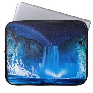 PERSON VOR WASSERFÄLLEN IN DER NACHTZEIT LAPTOPSCHUTZHÜLLE