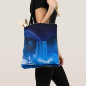 PERSON VOR WASSERFÄLLEN IN DER NACHTZEIT TASCHE (Von Nahem)