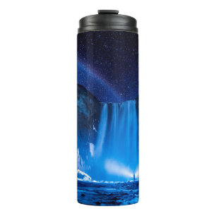 PERSON VOR WASSERFÄLLEN IN DER NACHTZEIT THERMOSBECHER