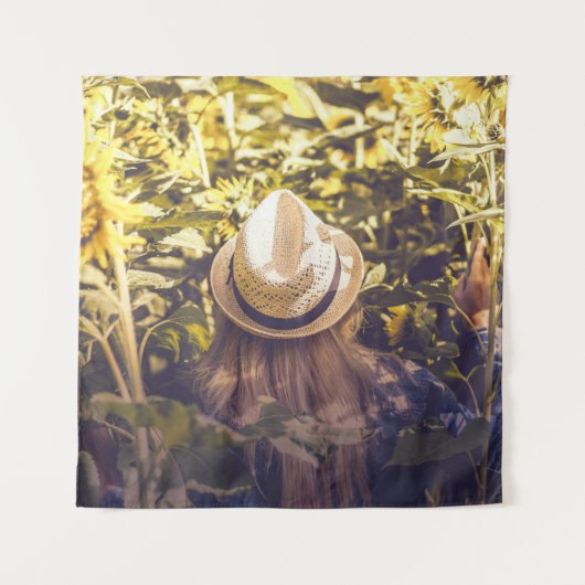 Person wearing white hat beside sunflower fields wandteppich (Vorderseite)