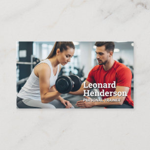 Personal Trainer hilft Frau im Fitnessstudio Visitenkarte