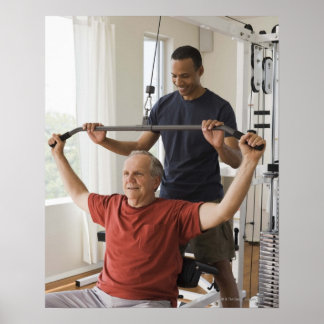 Personal Trainer mit Mann im Zuhause-Gym Poster