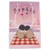 Personalised Cute Penguin Valentine Picnic Mittlere Geschenktüte (Vorderseite)
