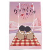 Personalised Cute Penguin Valentine Picnic Mittlere Geschenktüte (Rückseite)