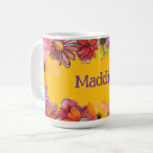 Personalisiere. Fröhlicher 70er Blume Power Kaffeetasse (Vorderseite Links)