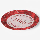 Personalisiere: "Happy Birthday" Red Textured Pappteller (Schrägansicht)