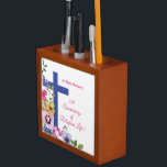 Personalisieren, 50. Jubiläum Nun religiöses Leben Stifthalter<br><div class="desc">Orangefarbene, lila, rosa und blaue Blumen mit grünen Blätter neben einem großen blauen Kreuz, alles in Weiß. Ein sehr schönes Geschenk, Souvenir, Geschenk oder Party unverzichtbar, um eine gute Nun zu ihrem 50-jährigen Jubiläum des religiösen Lebens zu beglückwünschen. Lass ihr, dass du ihr das Beste wünschst und dass ihre gute...</div>
