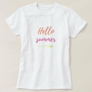 Personalisieren der Frau im Shirt