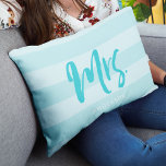 Personalisieren mit Name Frau Preppy Blue Stripes Lendenkissen<br><div class="desc">Kissen mit "Mrs." in blauem Pinselskript vor einem preppy blauen Streifen Muster Hintergrund. Ideal für frische Weds oder Jubiläen. Personalisieren Sie es, indem Sie den Platzhalter-Text ersetzen. Für weitere Optionen, wie zum Beispiel den Schriftart zu ändern und seine Größe, klicken Sie auf die Schaltfläche "Anpassen". *Bitte beachten Sie, dass das...</div>