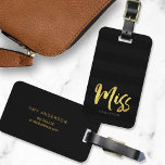 Personalisieren mit Name Imitate Gold Miss Black S Gepäckanhänger<br><div class="desc">Reisen Sie stilvoll mit diesem personalisierten Gepäckanhänger mit dem Wort "Miss" in Imitaten goldenen Folie Pinsel Skript vor einem schwarzen Streifen Muster Hintergrund. Wenn Sie Ihren Namen vor dem dunklen Hintergrund besser hervorheben möchten, ändern Sie die Farbe des Schriftartes in eine hellere Farbe oder für eine goldene Farbe verwenden Sie...</div>