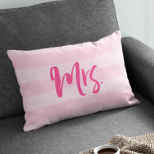 Personalisieren mit Name Mrs Preppy Pink Stripes Lendenkissen