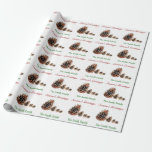 Personalisieren Name Pine Cone Wood Rustic Country Geschenkpapier<br><div class="desc">Wow sie in dieser Ferienzeit mit Ihrem eigenen personalisierten Packpapier! Entfernen Sie die Notwendigkeit von Tags,  indem Sie dieses Element mit Ihrem Familiennamen personalisieren. Dieses Papier zeigt ein zauberhaftes Trio aus Kiefernzapfen. Ideal für einen Urlaub auf dem Lande!</div>