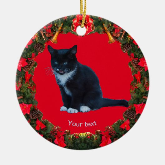Personalisieren Sie Black Kitten Tuxedo Sitzen Meo Keramik Ornament (Vorne)